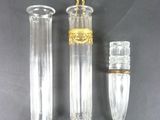 trois vases en verre placés les uns à côté des autres sur une table