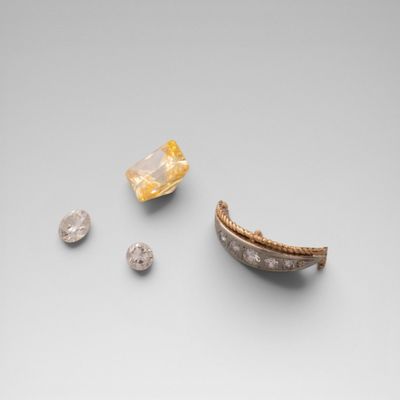 Rיunion d'un יlיment or diamantי, deux diamants et une pierr…