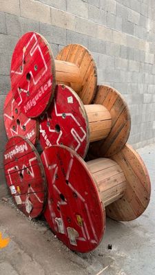 une pile de bobines en bois empilées les unes sur les autres