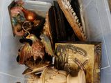 un récipient en plastique rempli de figurines diverses et variées