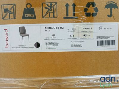 une boîte en carton sur laquelle est représentée une chaise