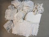 un tas de tissu blanc par terre, à côté d'un téléphone portable