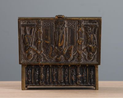 Coffret en bronze figurant une scène médiévale dans un décor architect - Photo 1