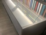 une vitrine en verre au milieu d'un magasin