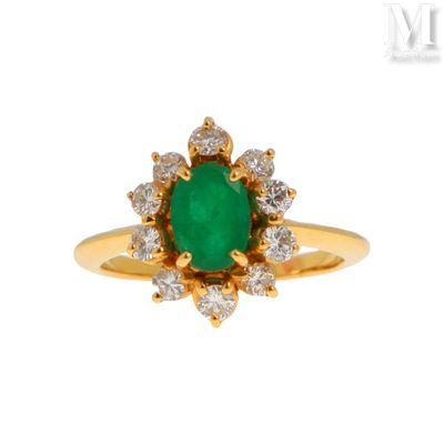 gros plan d'une bague avec une pierre verte entourée de diamants