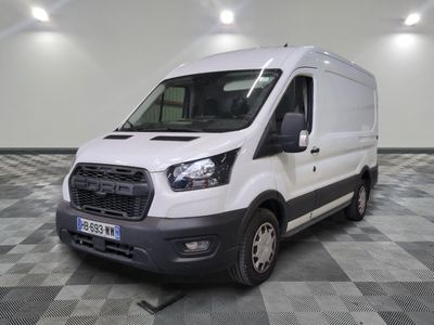 la photo d'une camionnette blanche garée dans une pièce
