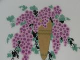 une assiette sur laquelle est représenté un bouquet de fleurs violettes