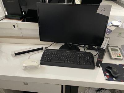 un bureau d'ordinateur équipé d'un clavier et d'un écran