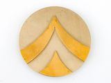 une plaque en bois ornée d'un motif jaune et blanc