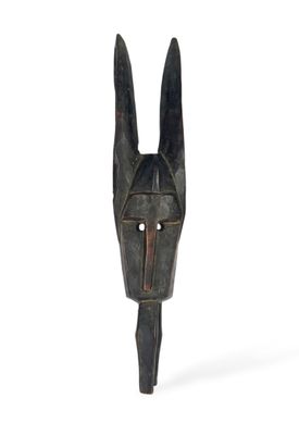 une image représentant une sculpture en bois représentant une tête de cheval sur fond blanc