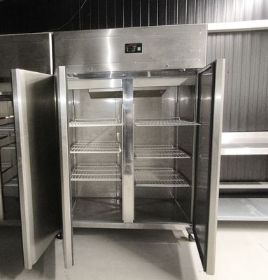 un réfrigérateur vide au milieu d'une cuisine
