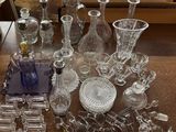 une table sur laquelle se trouvent de nombreux objets en verre