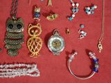 beaucoup de bijoux sur un fond rouge