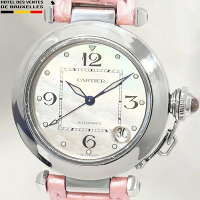 une image montrant un gros plan d'une montre-bracelet avec un bracelet rose