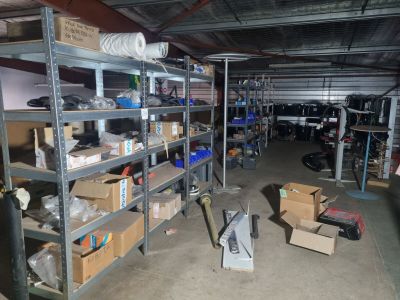 un garage où s'entassent des cartons et encore des cartons sur les étagères