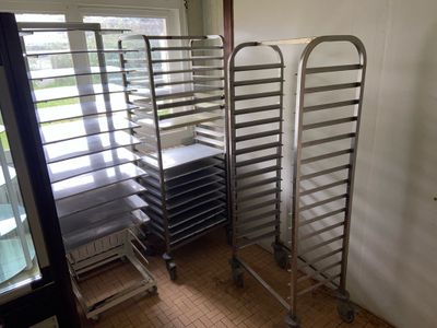Réserve : 2 échelles ferraille, 2 échelles inox, 2 chariots …