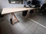 un bureau équipé d'un ordinateur et d'un moniteur
