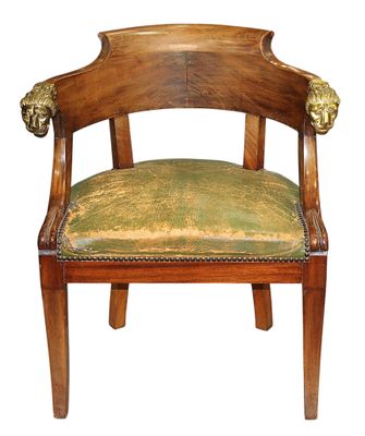une image représentant une chaise en bois dont l'assise est recouverte d'un tissu vert