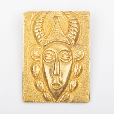 une image montrant un gros plan d'une plaque en or sur laquelle figure un visage