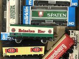 une boîte remplie de wagons et d'autres trains miniatures