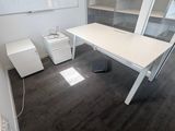 un bureau blanc avec un ordinateur dans une pièce