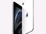 On voit un iPhone d'Apple sur fond blanc et sur fond noir.