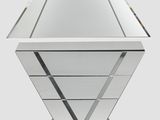 un gros plan d'une table en verre sur laquelle est posée une pyramide