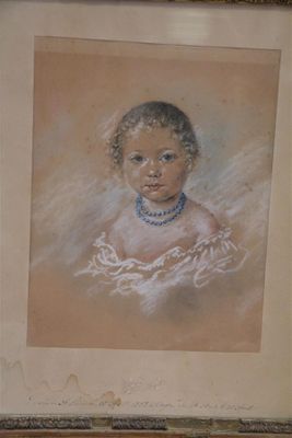 tableau représentant une jeune fille en robe blanche, dans un cadre doré
