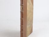 livre relié en cuir marron avec des bordures dorées sur fond blanc
