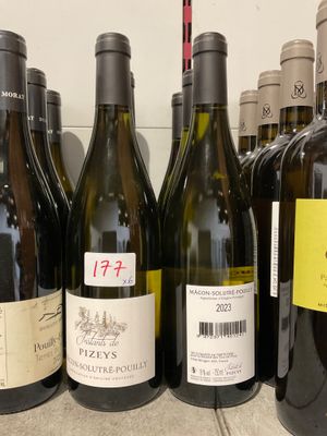 des bouteilles de vin sont alignées sur une étagère dans un magasin