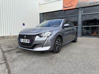 une voiture argentée garée devant un bâtiment