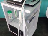une machine posée sur une table