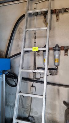 une échelle appuyée contre un mur dans un garage