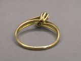 Gros plan sur une bague en or ornée d'un diamant