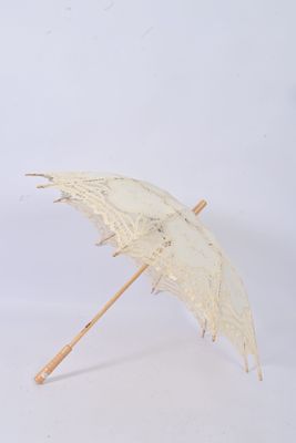 un parapluie blanc avec un manche en bois sur fond blanc