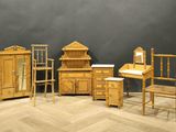 quatre meubles posés sur un parquet