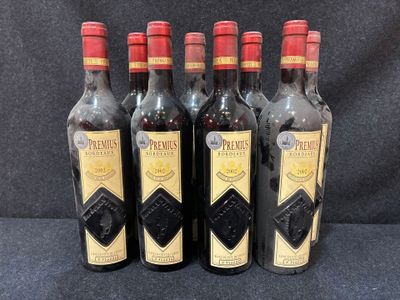 six bouteilles de vin sont alignées sur une table