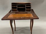 un vieux bureau avec un plateau en bois et un tiroir