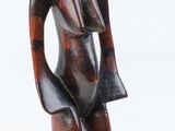 statue d'un homme coiffé d'un chapeau, debout sur un socle noir