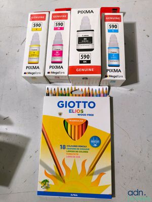 trois boîtes de crayons de couleur et une boîte de crayons de couleur posées sur une table