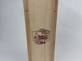 une image représentant une boîte en bois sur laquelle figure une étiquette de vin