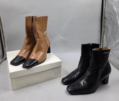 deux paires de bottes en cuir noir et marron posées sur une boîte blanche