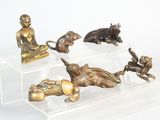 quatre statues d'animaux exposées dans une vitrine transparente