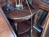 une table surmontée d'une lampe dans une pièce