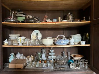 un buffet en bois sur lequel sont disposés de nombreux plats et vaisselle