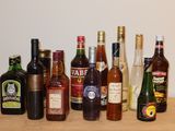 de nombreux types de bouteilles d'alcool alignés sur une table
