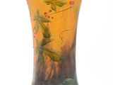 un vase avec un tableau posé sur une table