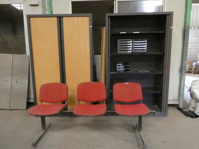 trois chaises rouges placées devant une bibliothèque
