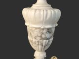 une image représentant une urne en marbre blanc surmontée d'une lampe
