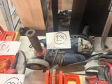 un grand nombre d'outils posés sur le sol